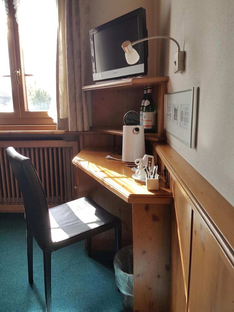 Hotel Zum Kreuz Suhr Buitenkant foto