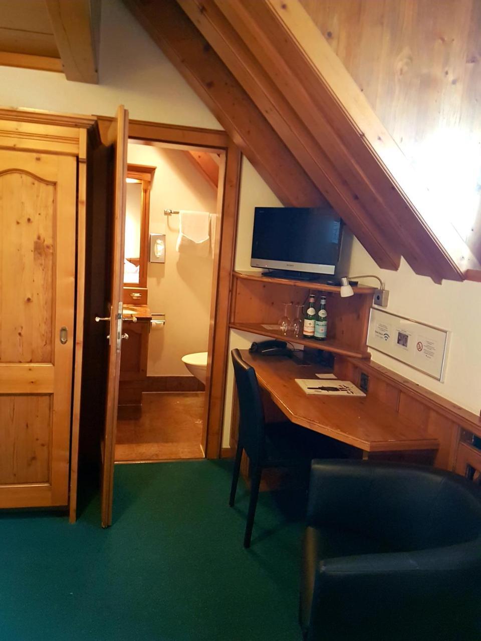 Hotel Zum Kreuz Suhr Buitenkant foto