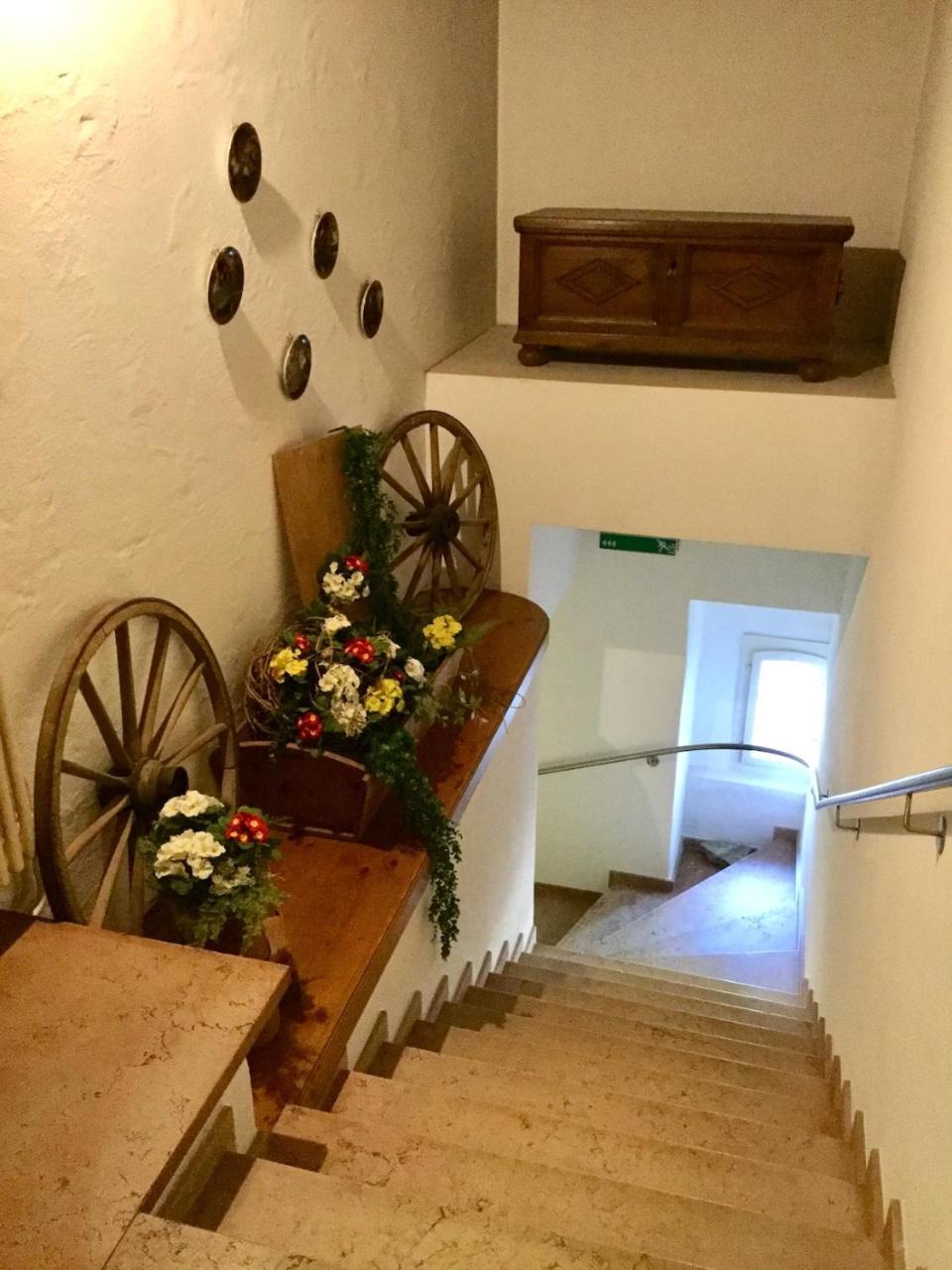 Hotel Zum Kreuz Suhr Buitenkant foto